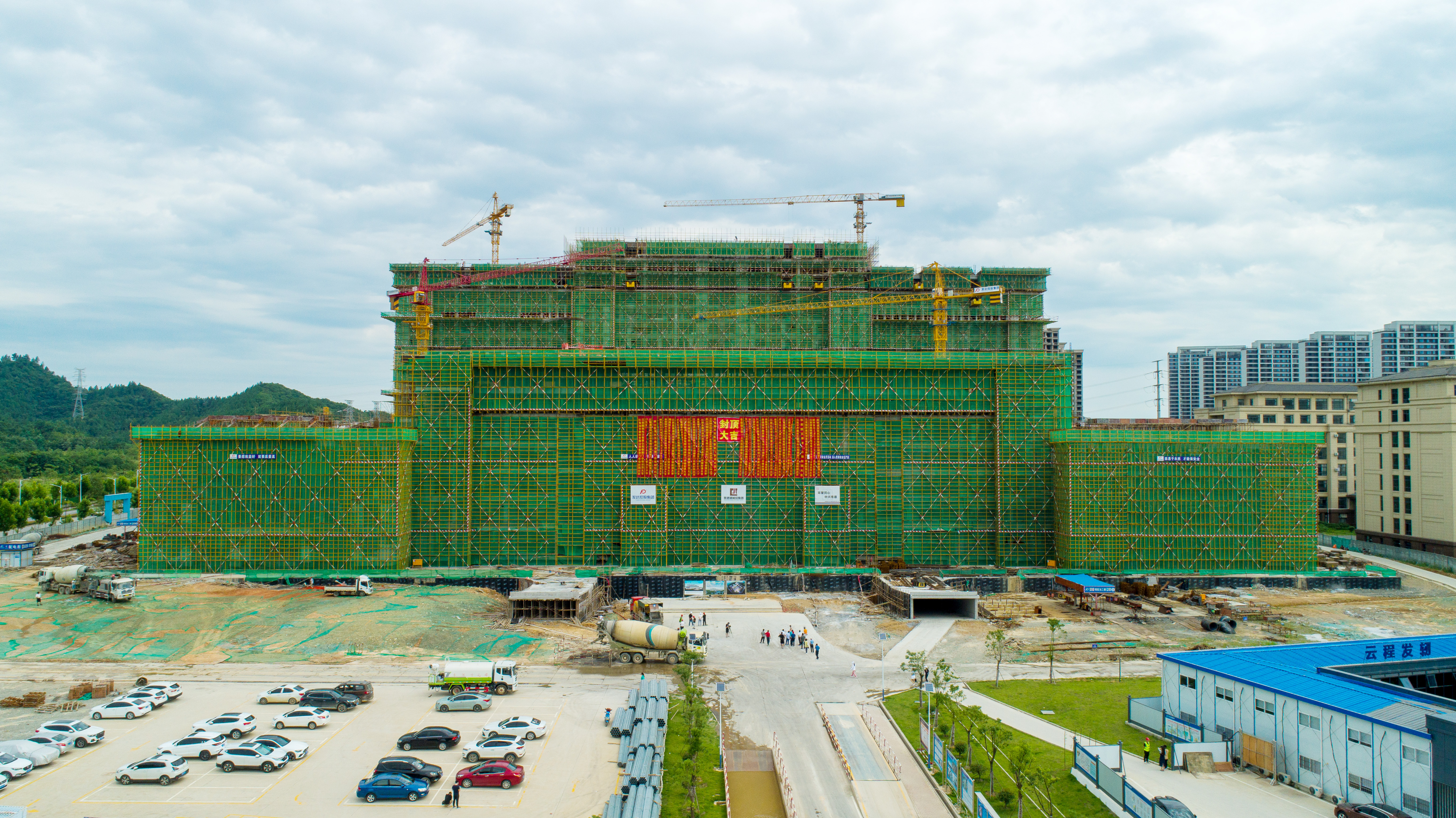 景德鎮(zhèn)康養(yǎng)服務(wù)中心工程全面封頂