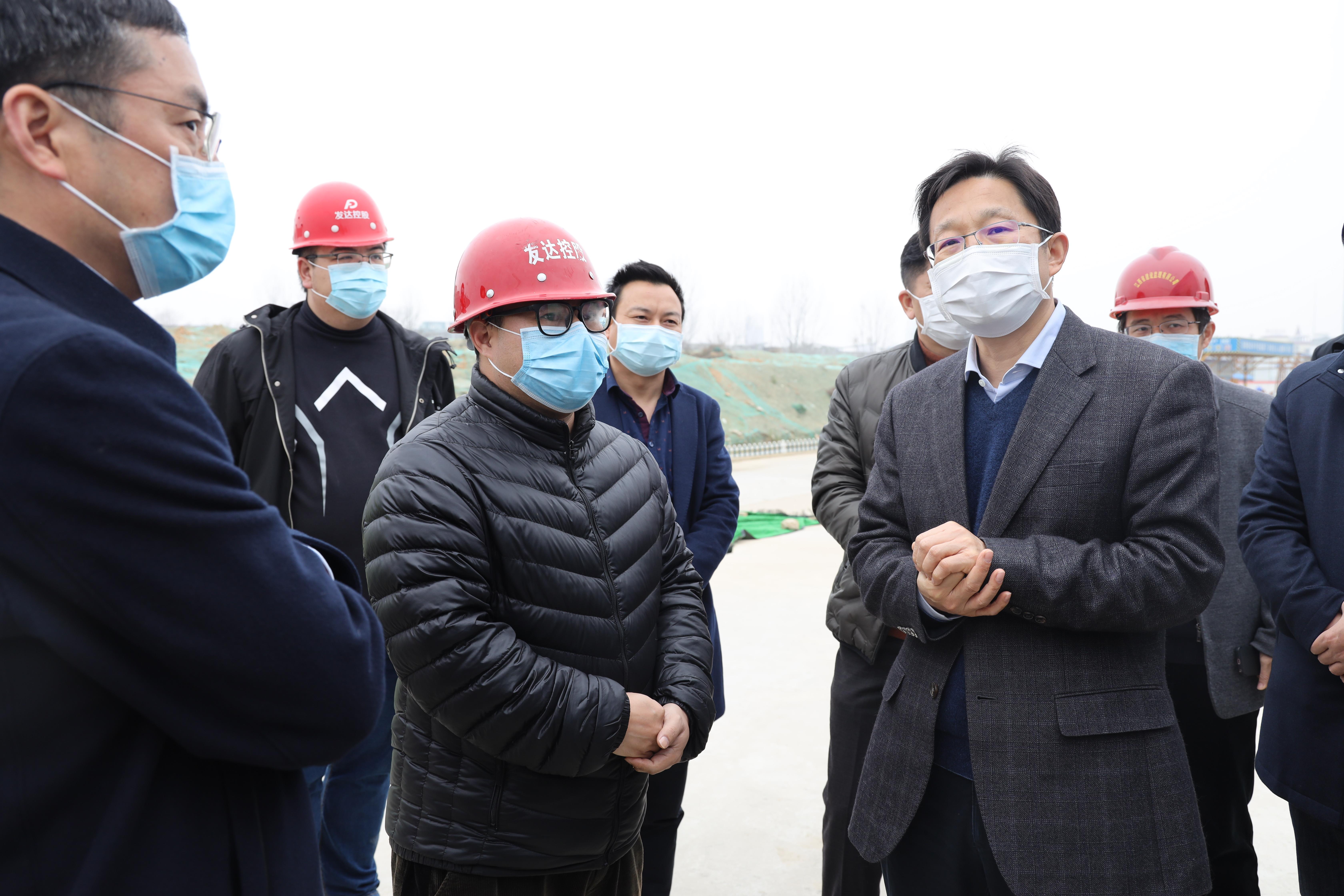 副市長(zhǎng)宋鈾了解項(xiàng)目復(fù)工復(fù)產(chǎn).JPG