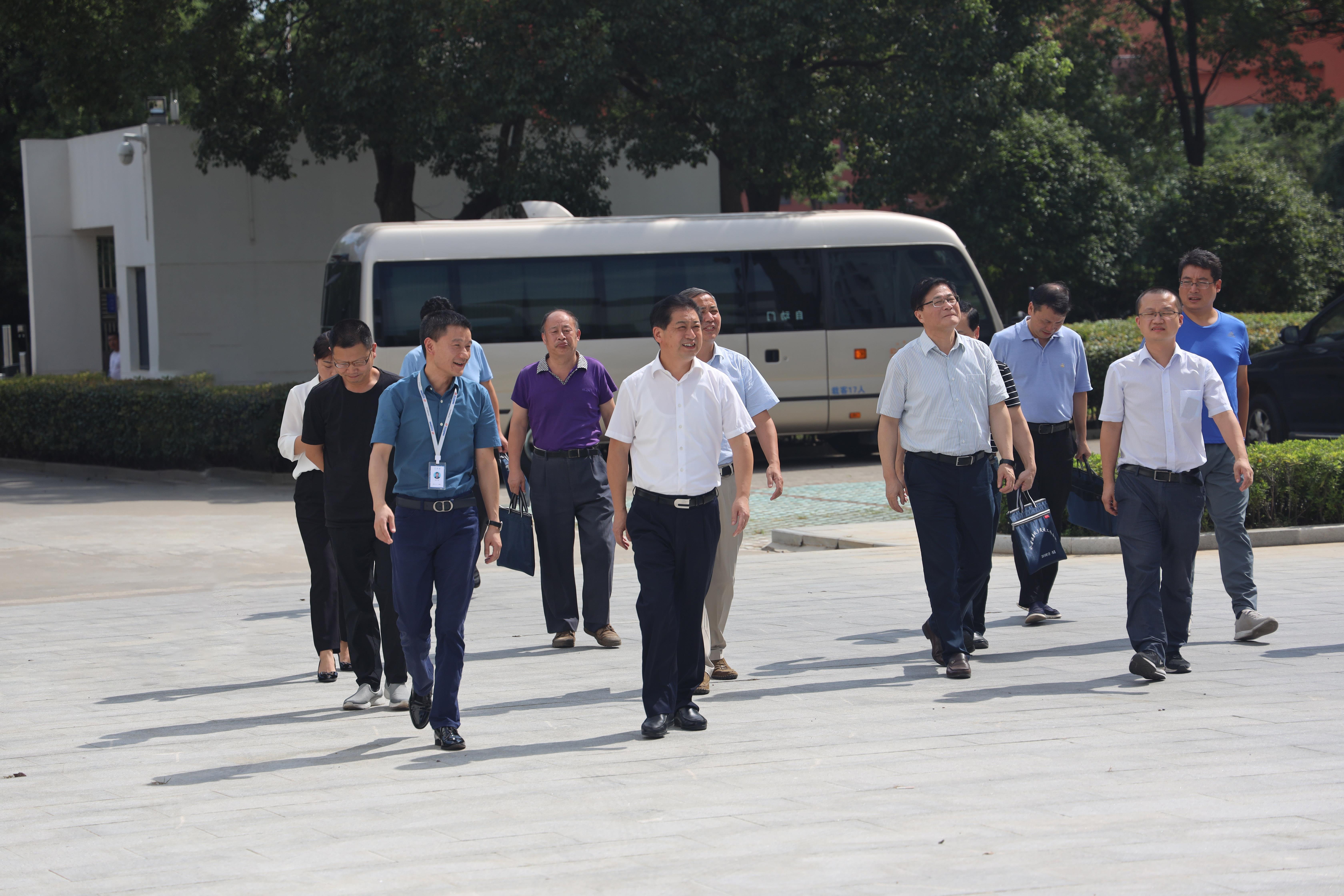 園區(qū)參觀.jpg 園區(qū)參觀.jpg