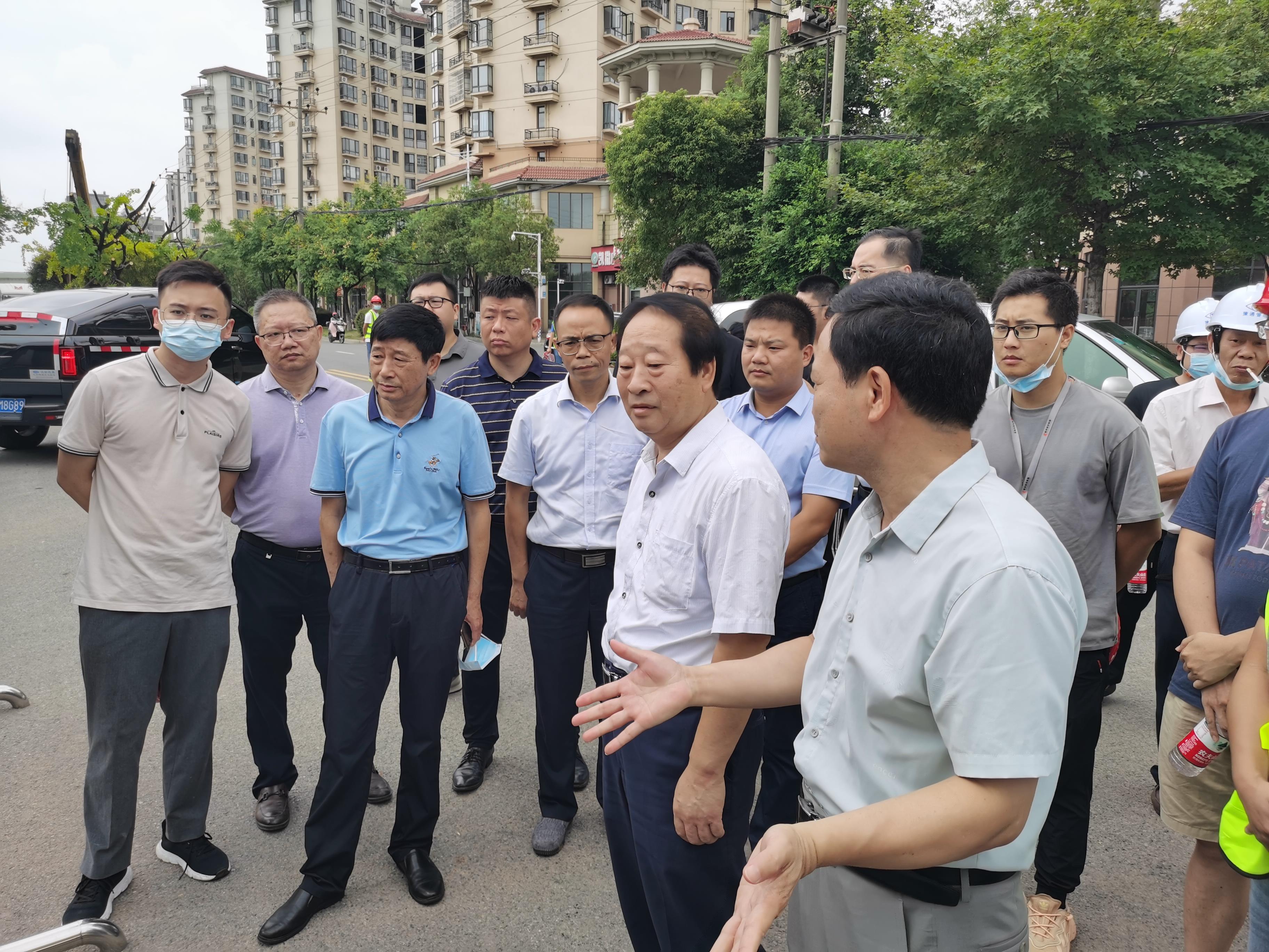 贛州市人大常委會副主任鄭世飄現(xiàn)場督導(dǎo)調(diào)度我司沙河大道項目